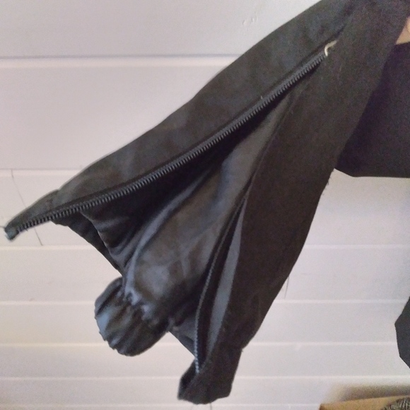 Etirel youth boys snowpants in black with removable straps & waist snap and zip - Picture 6 of 9